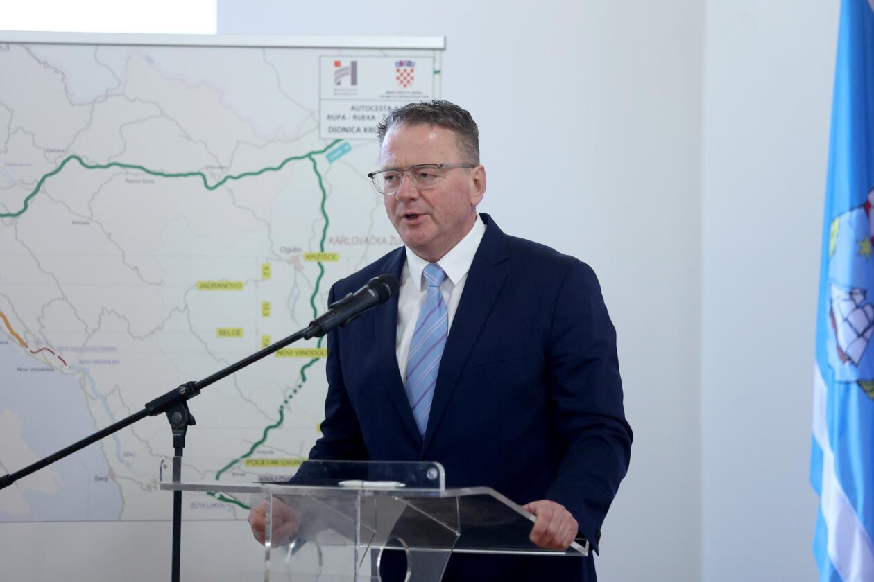 Premijer Plenković posjetio je LNG Terminal i JANAF Terminal Premijer Plenković posjetio je LNG Terminal i JANAF Terminal