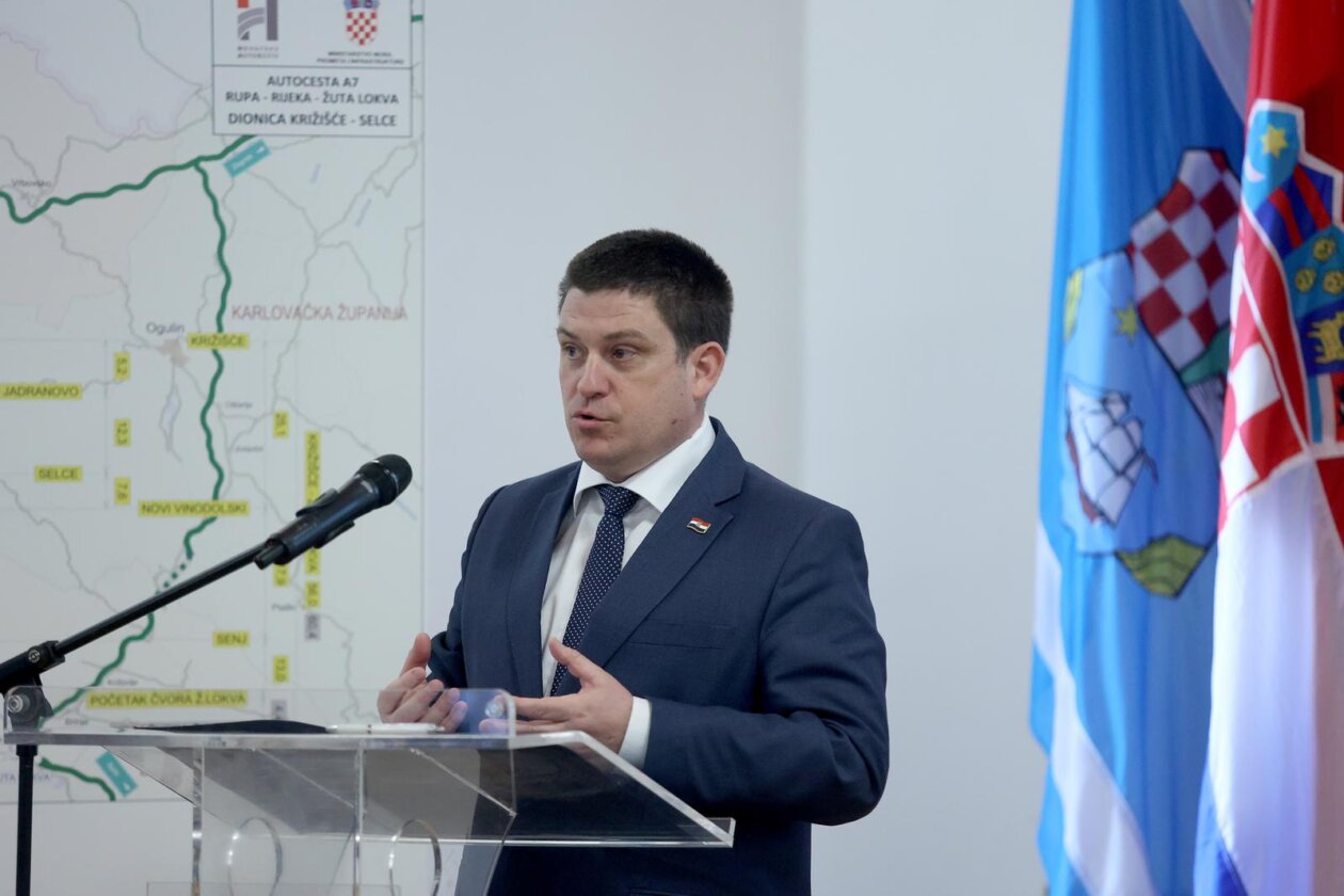 Premijer Plenković posjetio je LNG Terminal i JANAF Terminal Premijer Plenković posjetio je LNG Terminal i JANAF Terminal