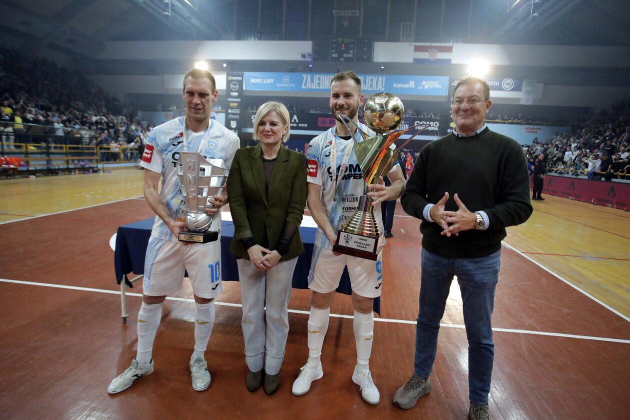 Futsalaši Rijeke svladali Dinamo 7:1 i osvojili svoj prvi trofej Hrvatskog kupa u povijesti Futsalaši Rijeke svladali Dinamo 7:1 i osvojili svoj prvi trofej Hrvatskog kupa u povijesti