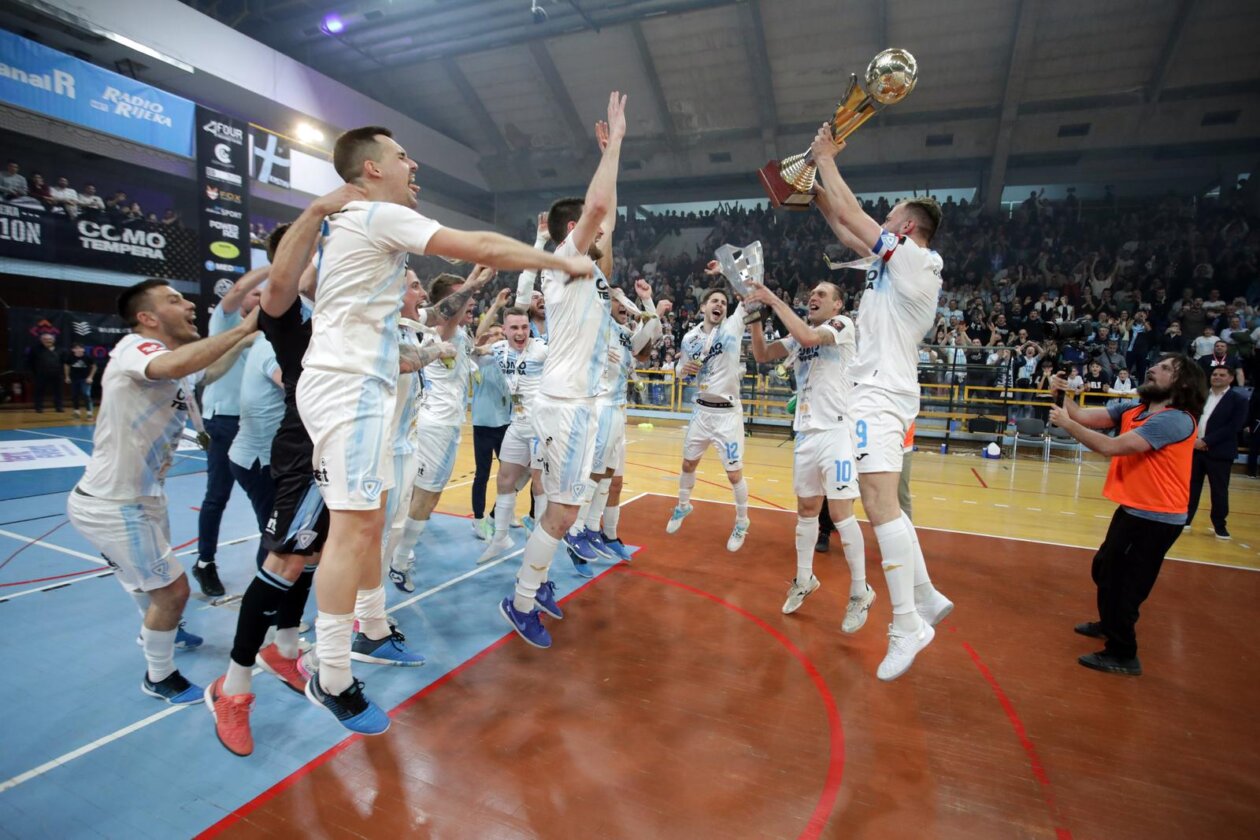 Futsalaši Rijeke svladali Dinamo 7:1 i osvojili svoj prvi trofej Hrvatskog kupa u povijesti Futsalaši Rijeke svladali Dinamo 7:1 i osvojili svoj prvi trofej Hrvatskog kupa u povijesti