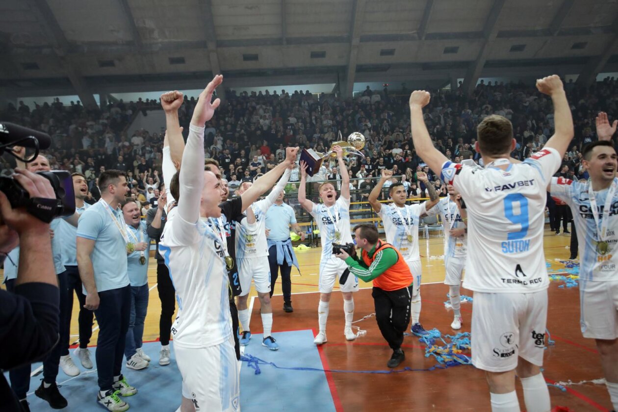 Futsalaši Rijeke svladali Dinamo 7:1 i osvojili svoj prvi trofej Hrvatskog kupa u povijesti Futsalaši Rijeke svladali Dinamo 7:1 i osvojili svoj prvi trofej Hrvatskog kupa u povijesti
