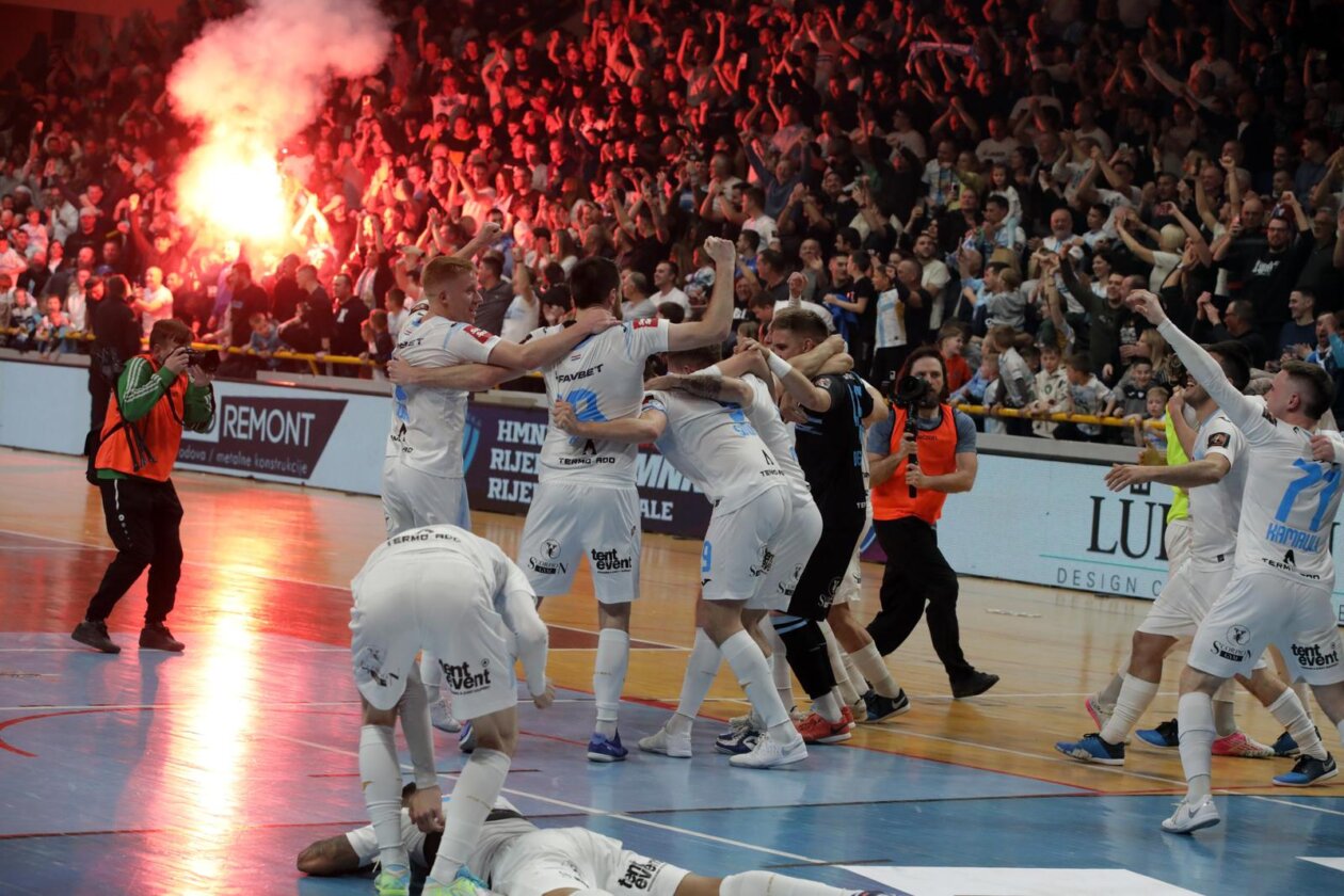 Futsalaši Rijeke svladali Dinamo 7:1 i osvojili svoj prvi trofej Hrvatskog kupa u povijesti Futsalaši Rijeke svladali Dinamo 7:1 i osvojili svoj prvi trofej Hrvatskog kupa u povijesti
