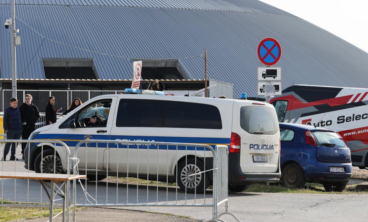 Velika Nagrada Zadra prekinuta nakon izlijetanja vozila gdje su ozlijeđene četiri osobe Velika Nagrada Zadra prekinuta nakon izlijetanja vozila gdje su ozlijeđene četiri osobe