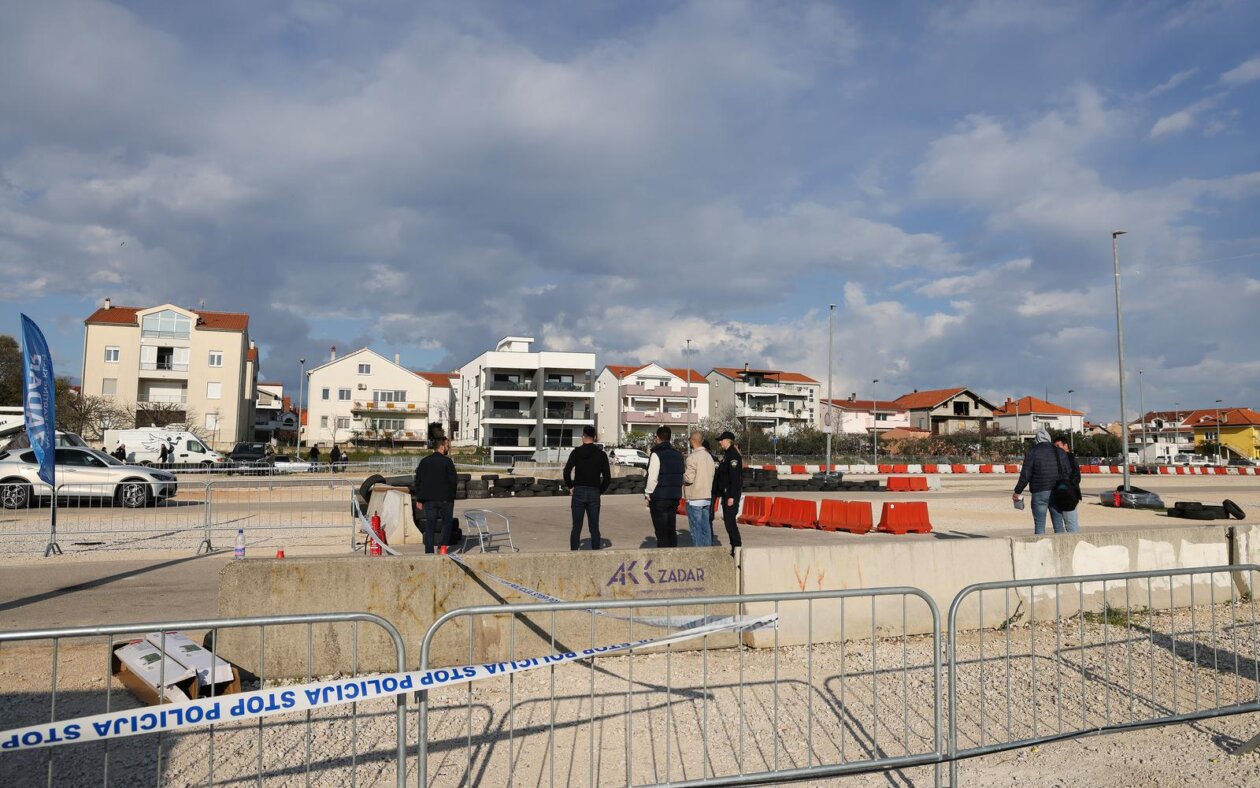 Velika Nagrada Zadra prekinuta nakon izlijetanja vozila gdje su ozlijeđene četiri osobe Velika Nagrada Zadra prekinuta nakon izlijetanja vozila gdje su ozlijeđene četiri osobe