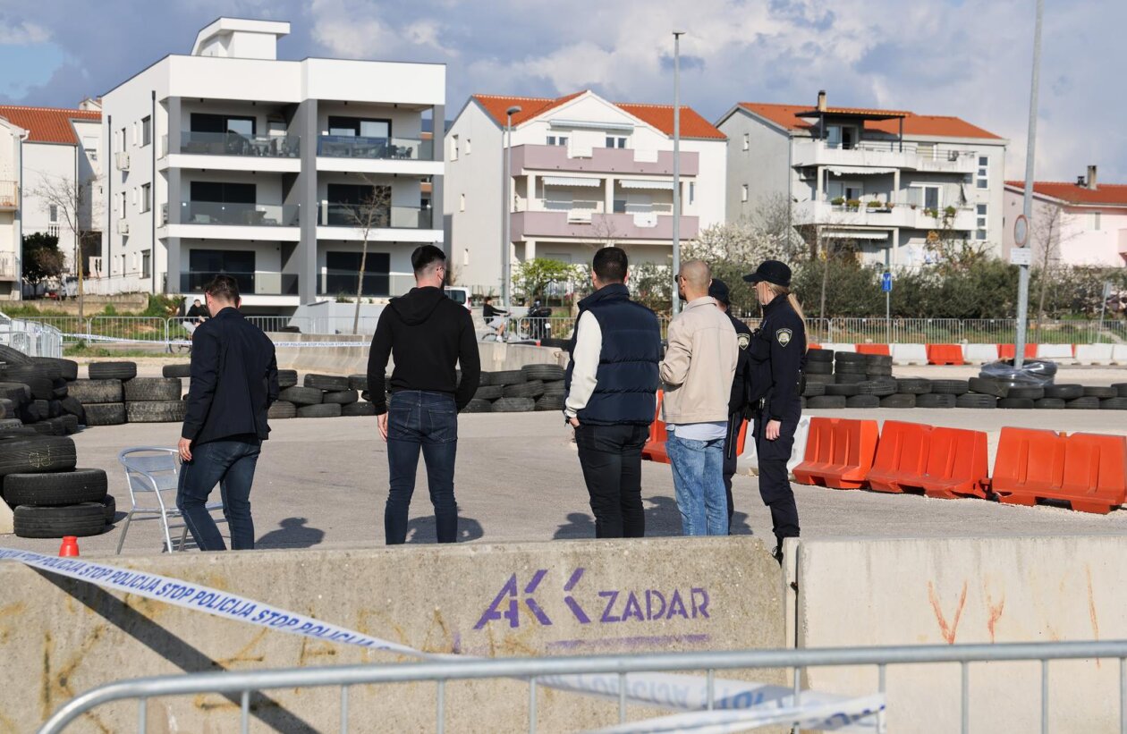 Velika Nagrada Zadra prekinuta nakon izlijetanja vozila gdje su ozlijeđene četiri osobe Velika Nagrada Zadra prekinuta nakon izlijetanja vozila gdje su ozlijeđene četiri osobe