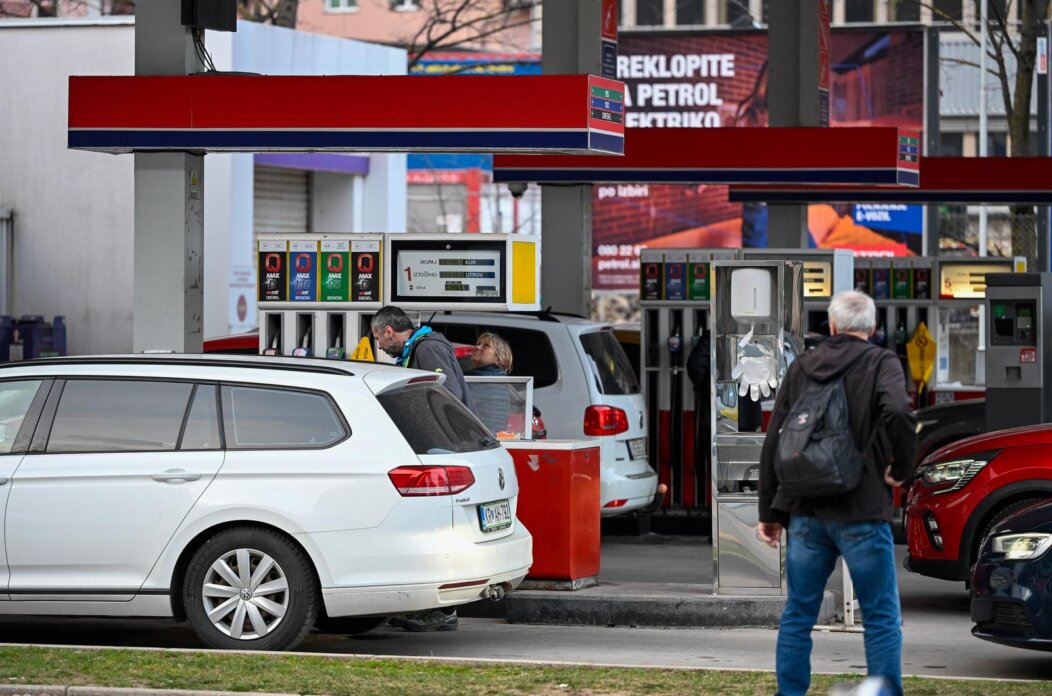 Gužve na benzinskim postajama u Sloveniji zbog najavljenog poskupljenja goriva Gužve na benzinskim postajama u Sloveniji zbog najavljenog poskupljenja goriva