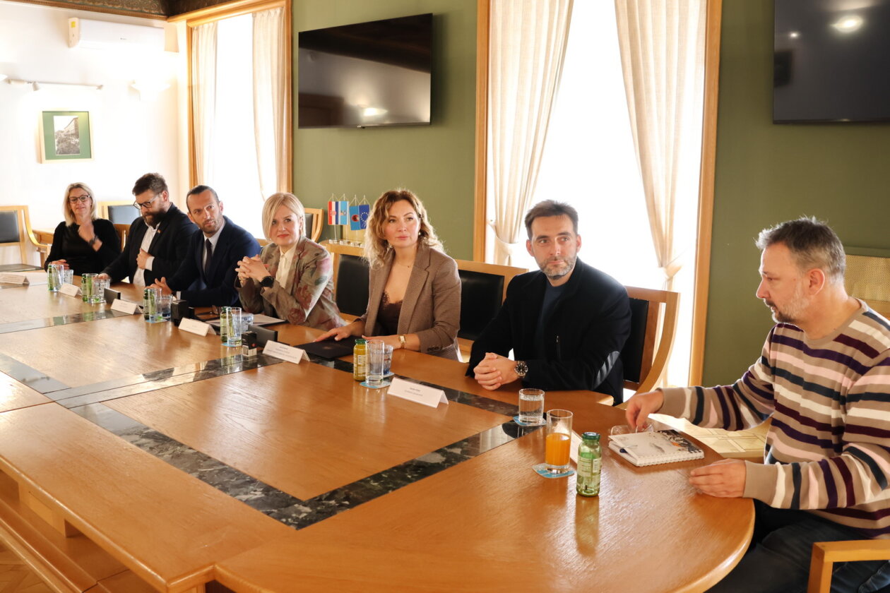 Potpisan-dodatak-kolektivnom-ugovoru-za-zaposlenike-gradske-uprave-4