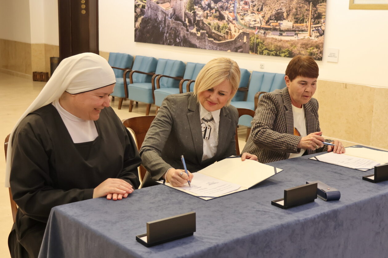 Potpisani-ugovore-za-nadstandne-programe-u-zdravstvu-i-socijali-31 Potpisani-ugovore-za-nadstandne-programe-u-zdravstvu-i-socijali-31