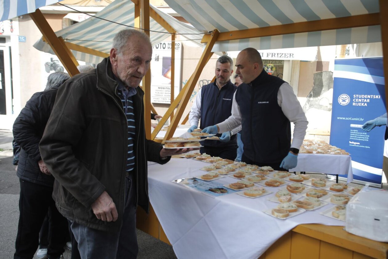 Rijeka: Podjela sendviča sa bakalarom, tunom i lososom na Veliki petak Rijeka: Podjela sendviča sa bakalarom, tunom i lososom na Veliki petak
