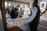 Rijeka: Podjela sendviča sa bakalarom, tunom i lososom na Veliki petak Rijeka: Podjela sendviča sa bakalarom, tunom i lososom na Veliki petak