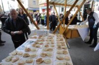 Rijeka: Podjela sendviča sa bakalarom, tunom i lososom na Veliki petak Rijeka: Podjela sendviča sa bakalarom, tunom i lososom na Veliki petak