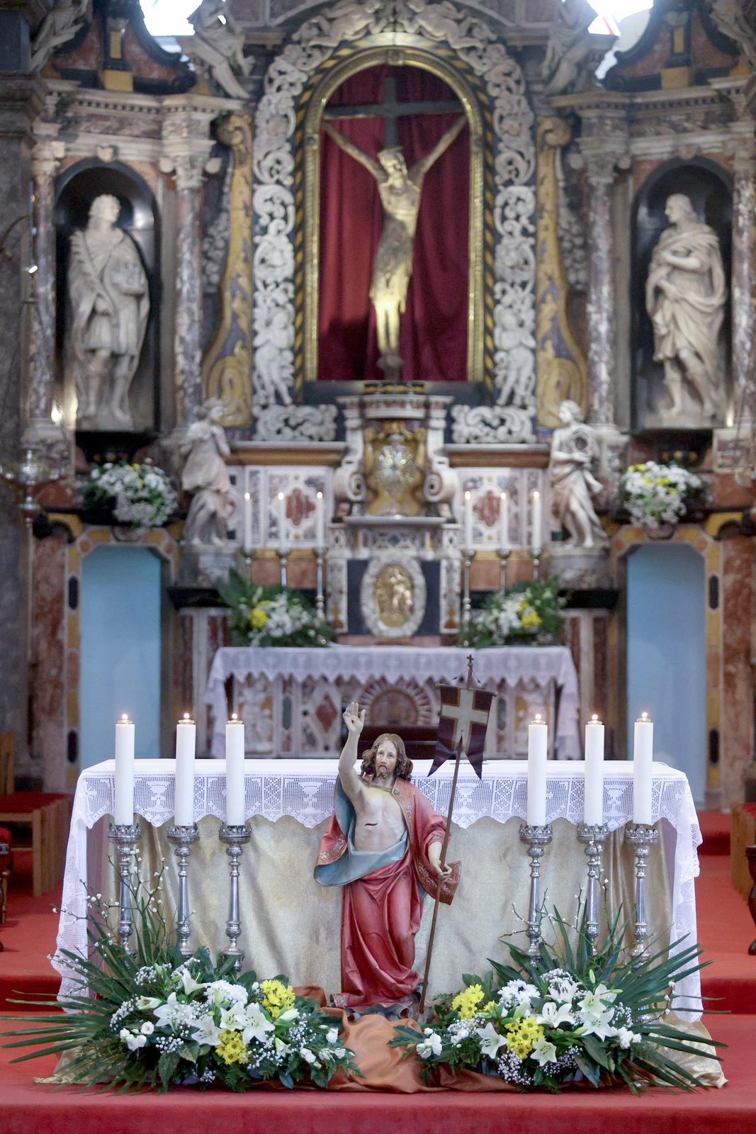 Rijeka: Riječki nadbiskup Mate Uzinić predvodio je uskršnje liturgijsko slavlje u katedrali sv. Vida