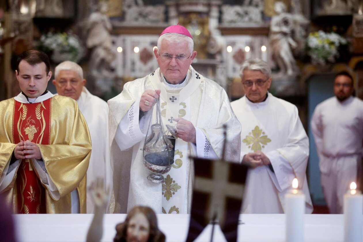 Rijeka: Riječki nadbiskup Mate Uzinić predvodio je uskršnje liturgijsko slavlje u katedrali sv. Vida