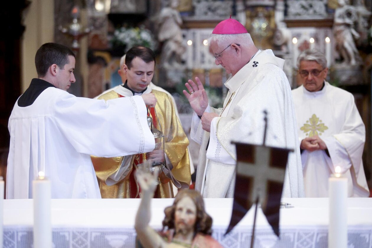 Rijeka: Riječki nadbiskup Mate Uzinić predvodio je uskršnje liturgijsko slavlje u katedrali sv. Vida