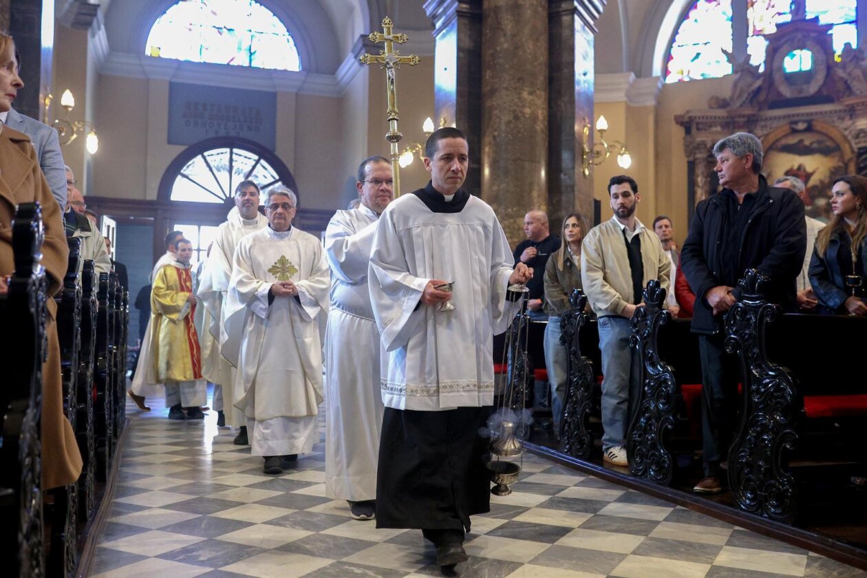 Rijeka: Riječki nadbiskup Mate Uzinić predvodio je uskršnje liturgijsko slavlje u katedrali sv. Vida