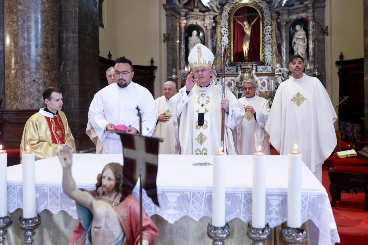 Rijeka: Riječki nadbiskup Mate Uzinić predvodio je uskršnje liturgijsko slavlje u katedrali sv. Vida