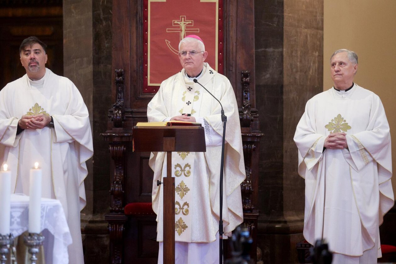 Rijeka: Riječki nadbiskup Mate Uzinić predvodio je uskršnje liturgijsko slavlje u katedrali sv. Vida