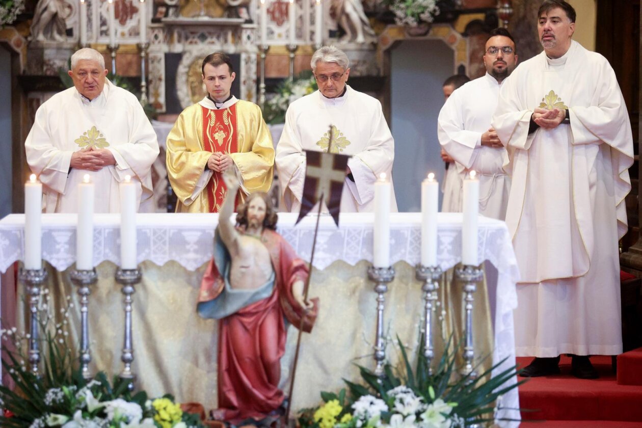 Rijeka: Riječki nadbiskup Mate Uzinić predvodio je uskršnje liturgijsko slavlje u katedrali sv. Vida
