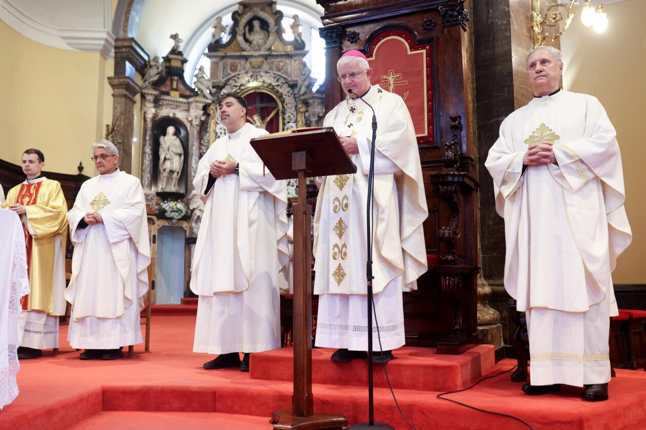 Rijeka: Riječki nadbiskup Mate Uzinić predvodio je uskršnje liturgijsko slavlje u katedrali sv. Vida