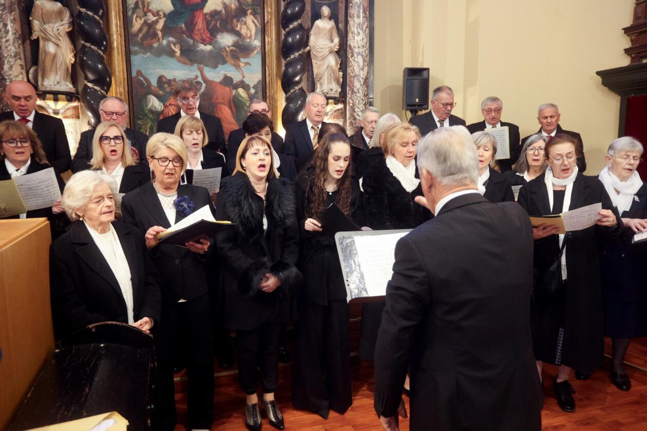 Rijeka: Riječki nadbiskup Mate Uzinić predvodio je uskršnje liturgijsko slavlje u katedrali sv. Vida