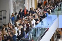 Zagrepčanke od 8 ujutro čekaju u redu za Sephoru, djevojke u redu rješavaju zadaću Zagrepčanke od 8 ujutro čekaju u redu za Sephoru, djevojke u redu rješavaju zadaću