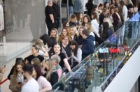 Zagrepčanke od 8 ujutro čekaju u redu za Sephoru, djevojke u redu rješavaju zadaću Zagrepčanke od 8 ujutro čekaju u redu za Sephoru, djevojke u redu rješavaju zadaću