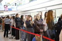Zagrepčanke od 8 ujutro čekaju u redu za Sephoru, djevojke u redu rješavaju zadaću Zagrepčanke od 8 ujutro čekaju u redu za Sephoru, djevojke u redu rješavaju zadaću