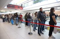 Zagrepčanke od 8 ujutro čekaju u redu za Sephoru, djevojke u redu rješavaju zadaću Zagrepčanke od 8 ujutro čekaju u redu za Sephoru, djevojke u redu rješavaju zadaću