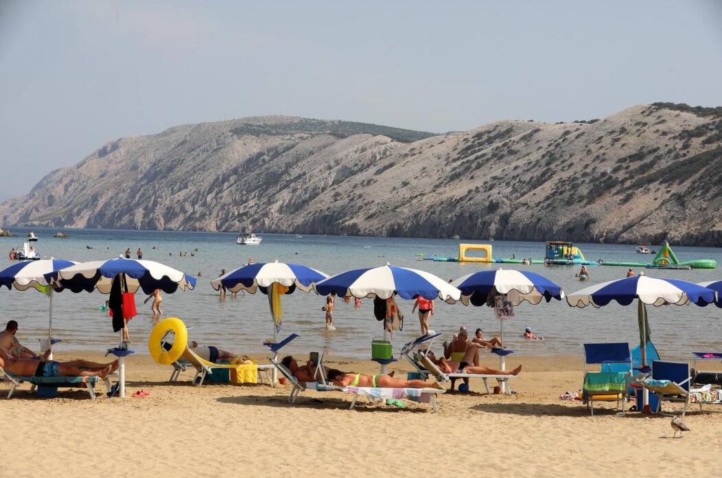 Popularna Rajska plaža u Loparu puna je kupača Popularna Rajska plaža u Loparu puna je kupača