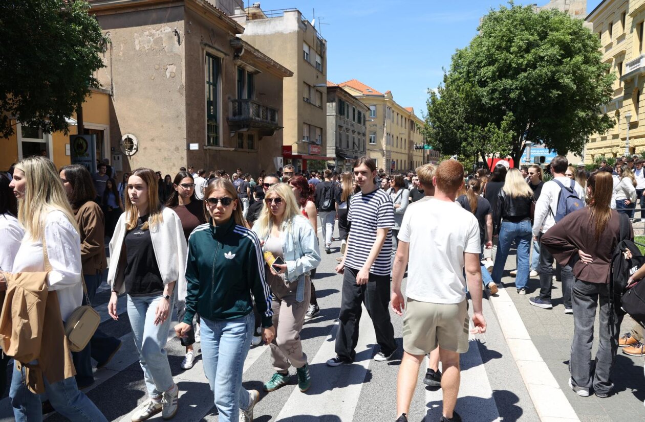 ibenik: Tihi prosvjed “19 minuta utnje za Luku” ibenik: Tihi prosvjed “19 minuta utnje za Luku”
