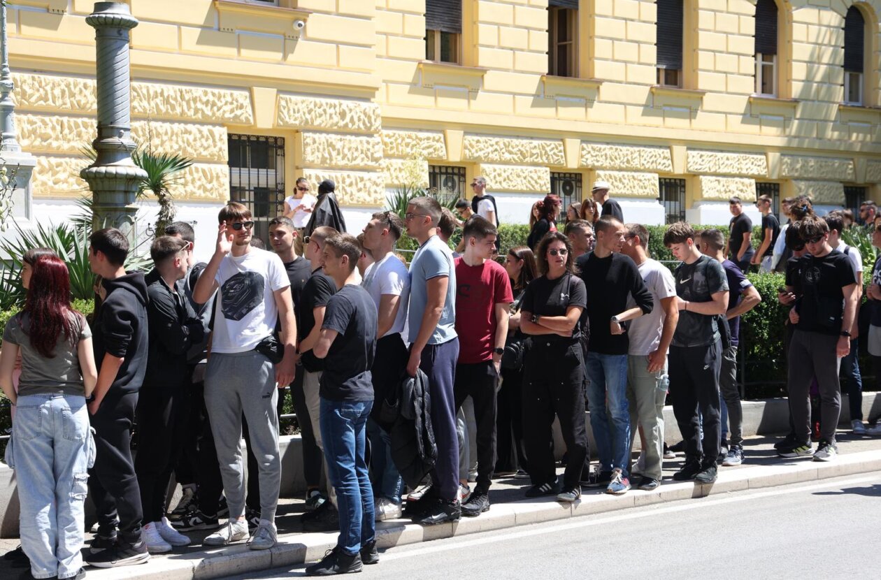 ibenik: Tihi prosvjed “19 minuta utnje za Luku” ibenik: Tihi prosvjed “19 minuta utnje za Luku”
