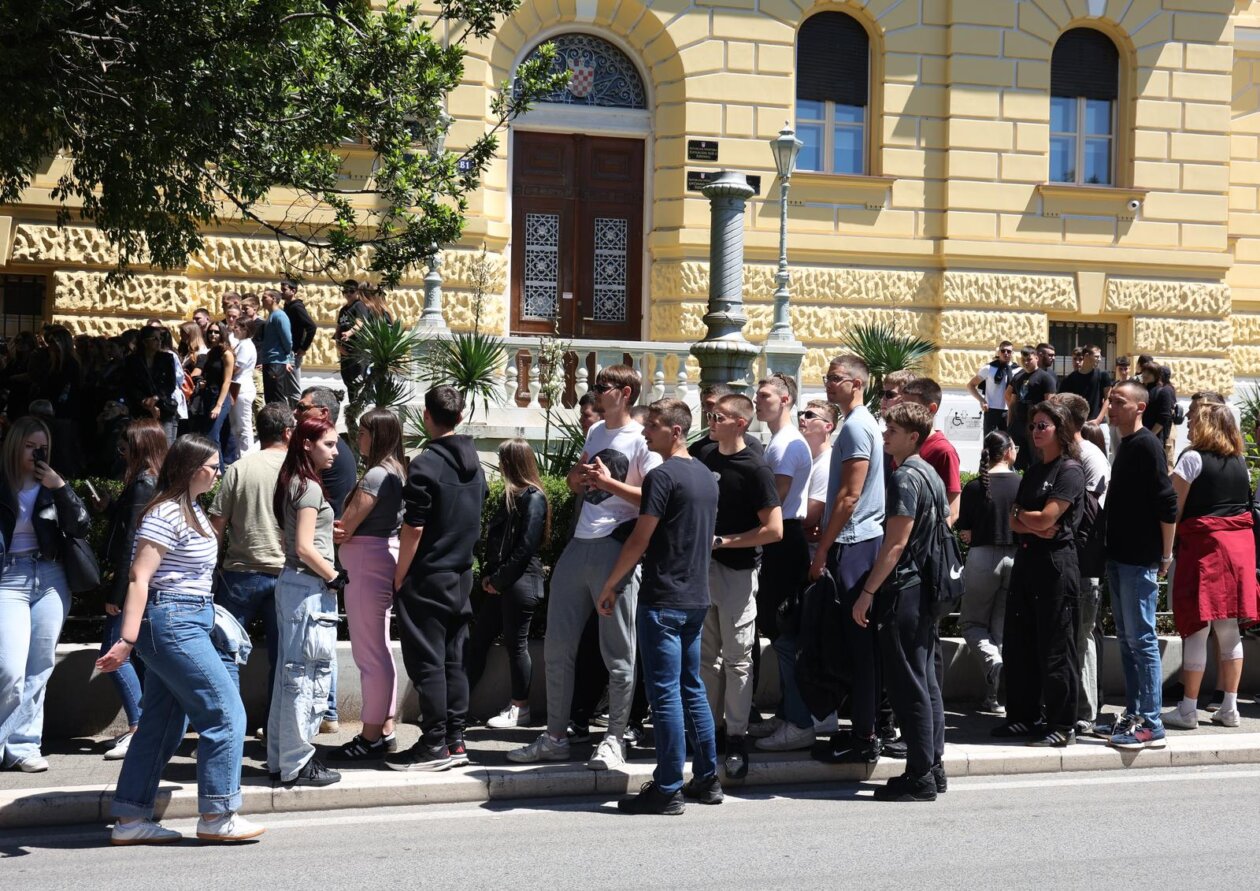 ibenik: Tihi prosvjed “19 minuta utnje za Luku” ibenik: Tihi prosvjed “19 minuta utnje za Luku”