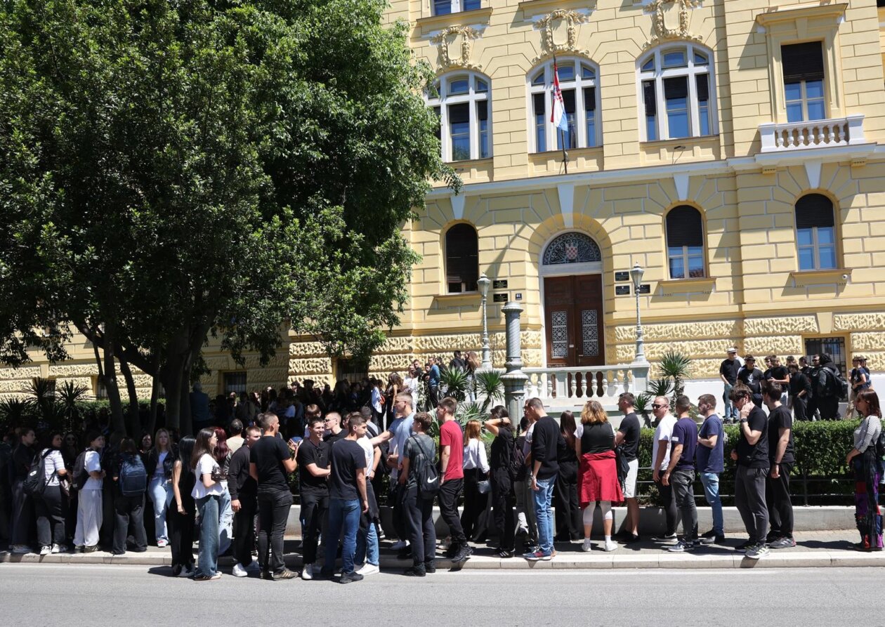 ibenik: Tihi prosvjed “19 minuta utnje za Luku” ibenik: Tihi prosvjed “19 minuta utnje za Luku”