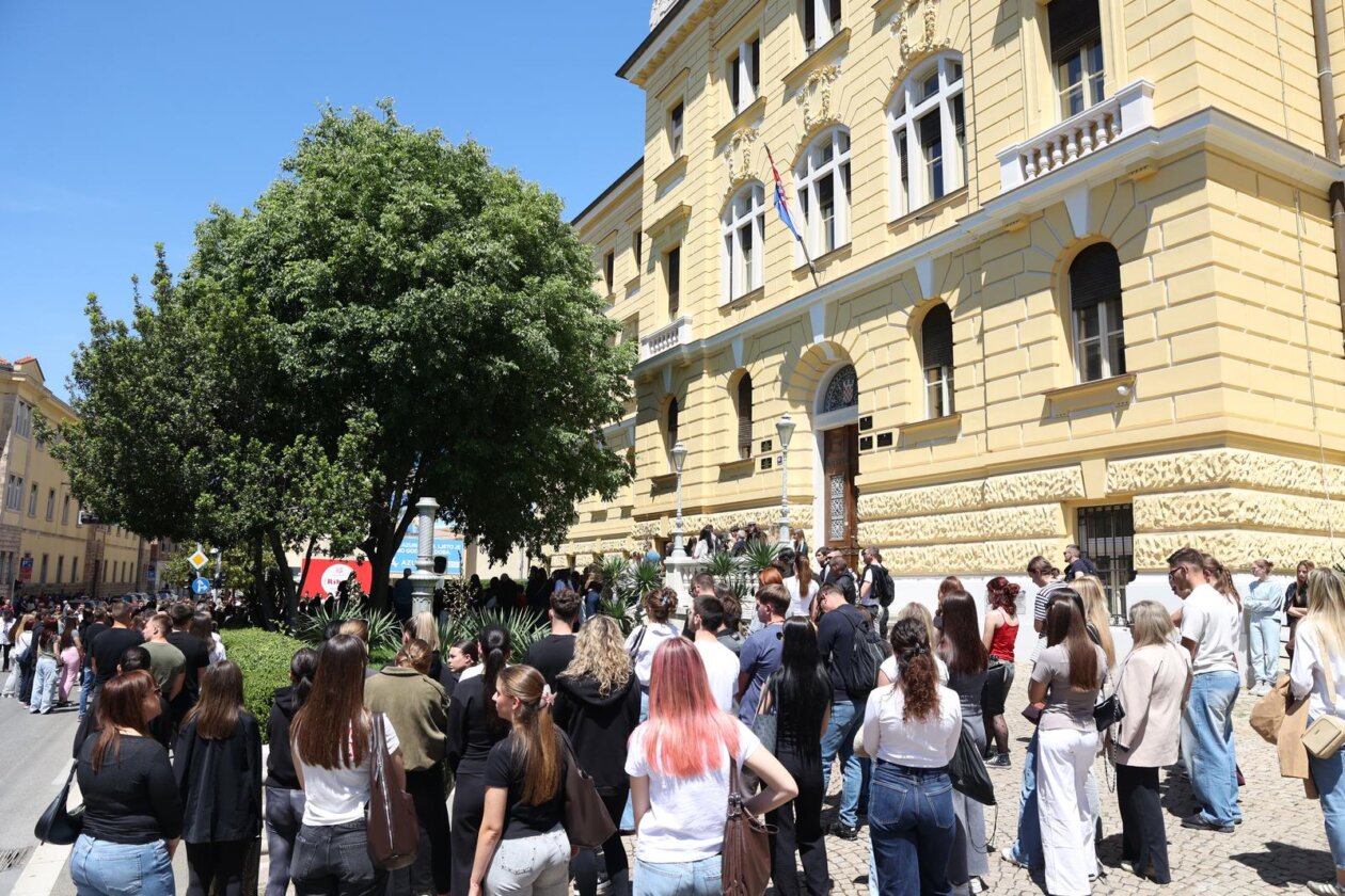 ibenik: Tihi prosvjed “19 minuta utnje za Luku” ibenik: Tihi prosvjed “19 minuta utnje za Luku”