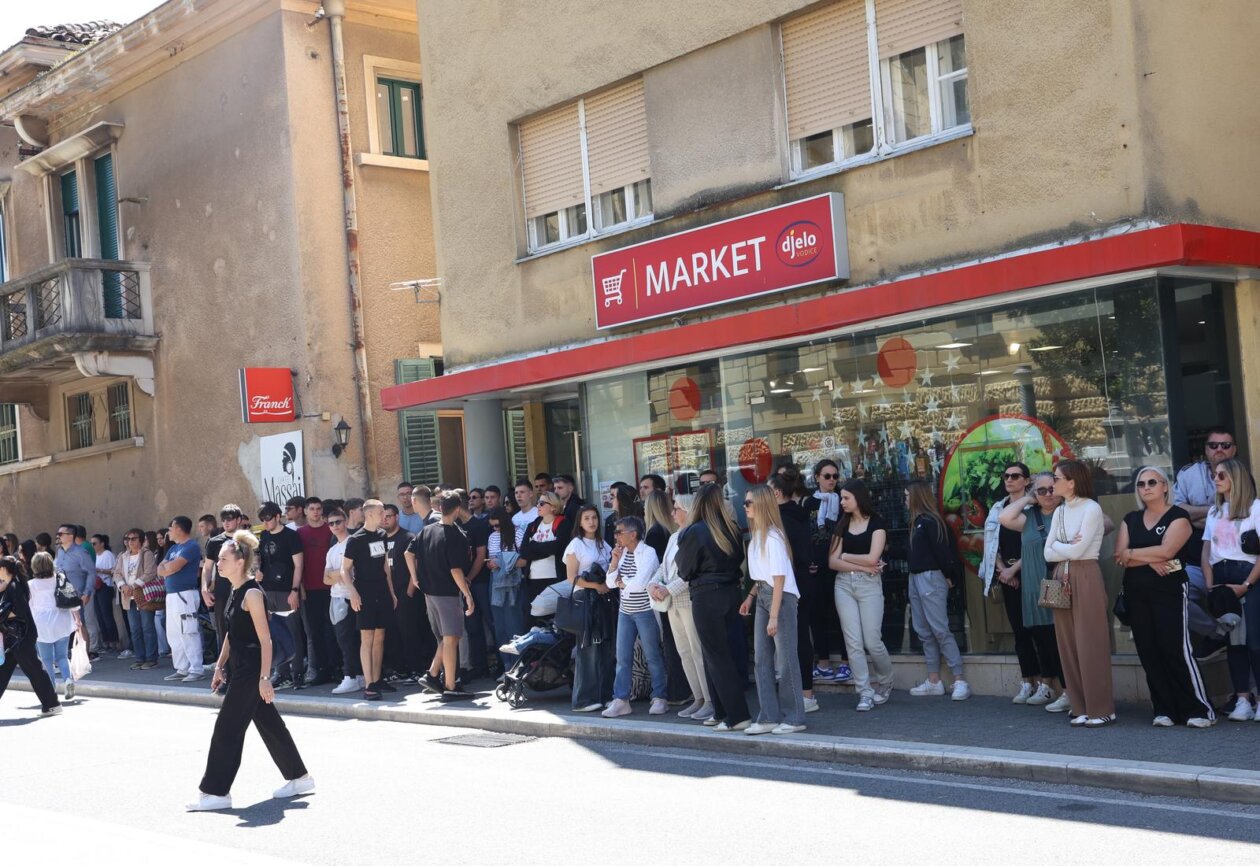 ibenik: Tihi prosvjed “19 minuta utnje za Luku” ibenik: Tihi prosvjed “19 minuta utnje za Luku”