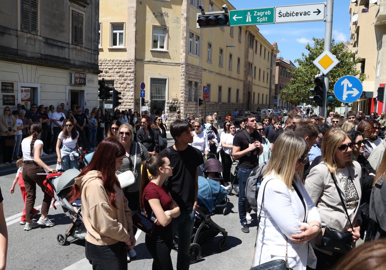 ibenik: Tihi prosvjed “19 minuta utnje za Luku” ibenik: Tihi prosvjed “19 minuta utnje za Luku”