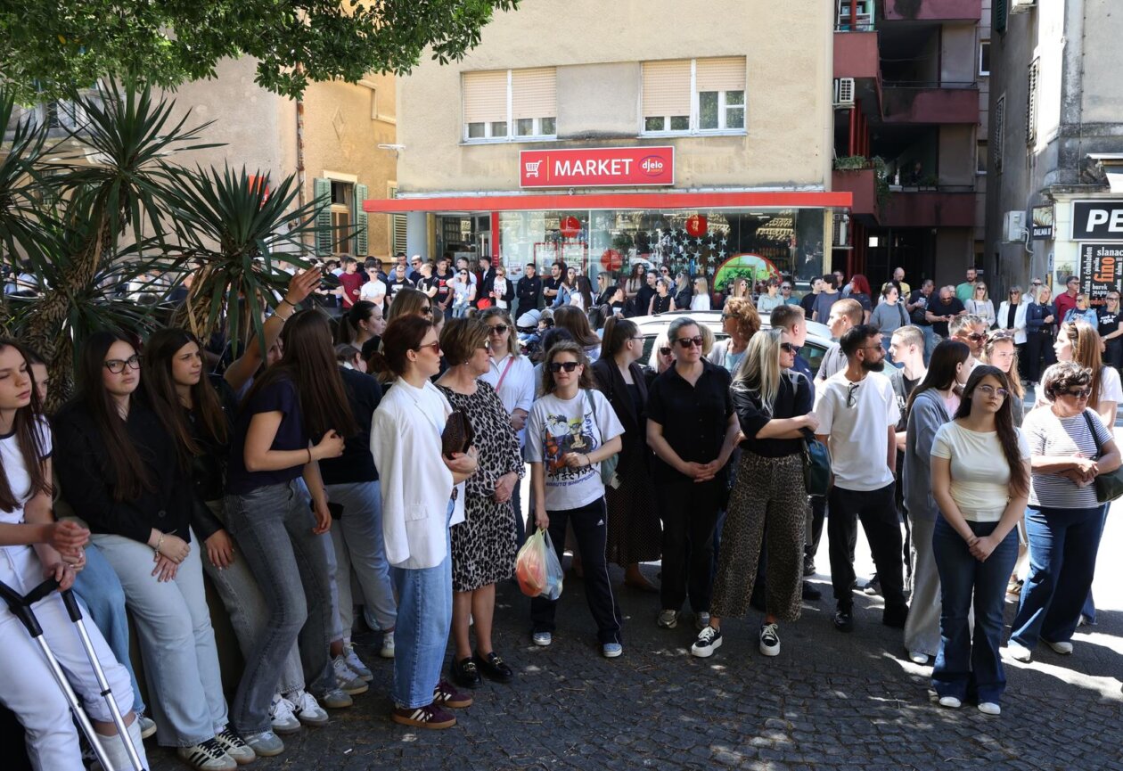 ibenik: Tihi prosvjed “19 minuta utnje za Luku” ibenik: Tihi prosvjed “19 minuta utnje za Luku”