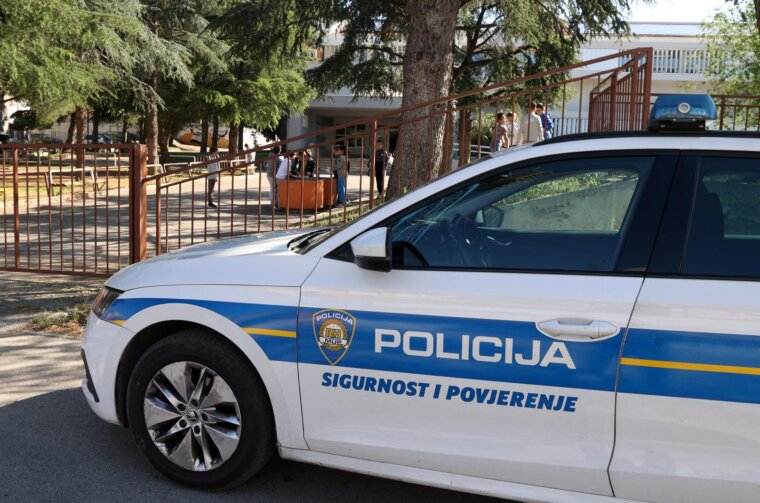 ibenik: Na dojavu o minsko eksplozivnim sredstvima u kolama vri se sigurnosna evakuacija u?enika ibenik: Na dojavu o minsko eksplozivnim sredstvima u kolama vri se sigurnosna evakuacija u?enika