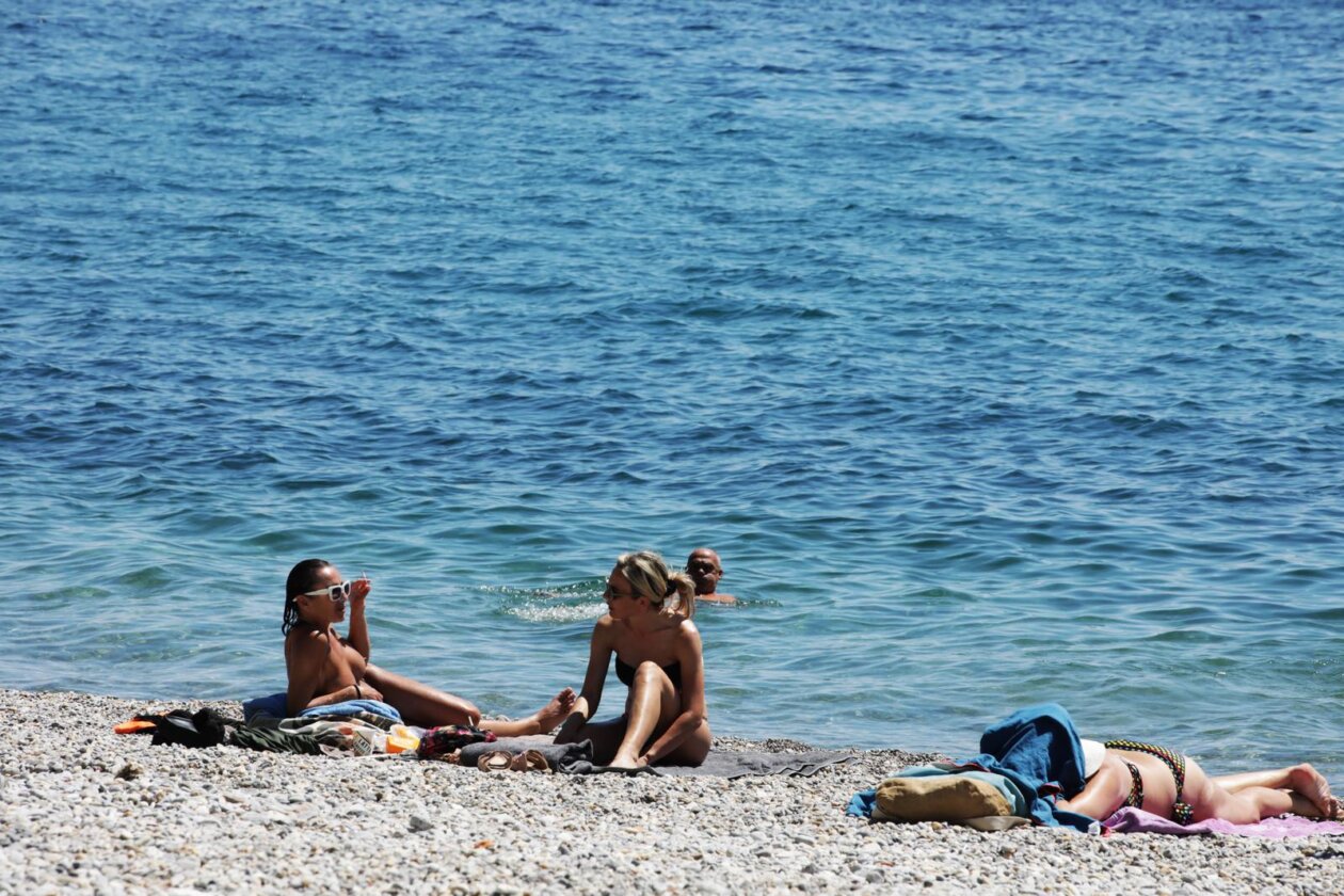 Rijeka: Kupači na gradskoj plaži na Kantridi.