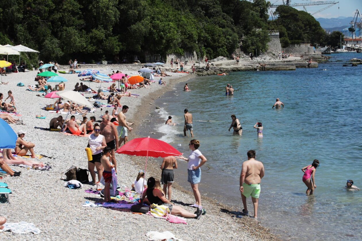 Rijeka: Kupači na gradskoj plaži na Kantridi.