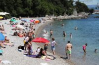 Rijeka: Kupači na gradskoj plaži na Kantridi.