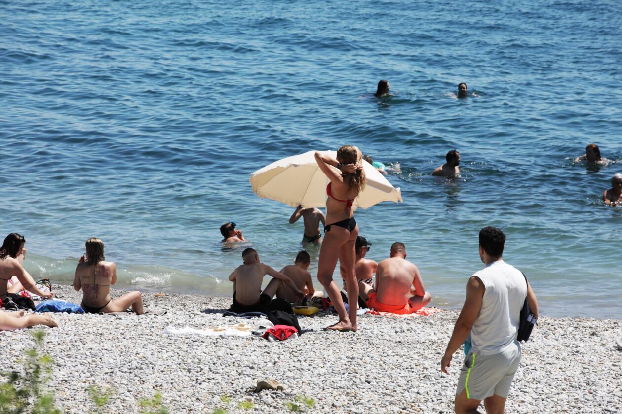 Rijeka: Kupači na gradskoj plaži na Kantridi.