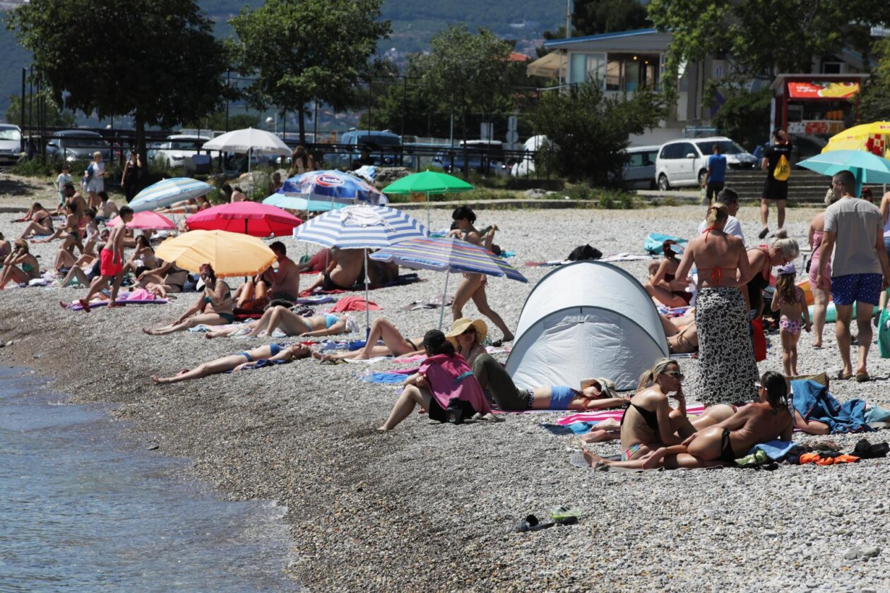 Rijeka: Kupači na gradskoj plaži na Kantridi.