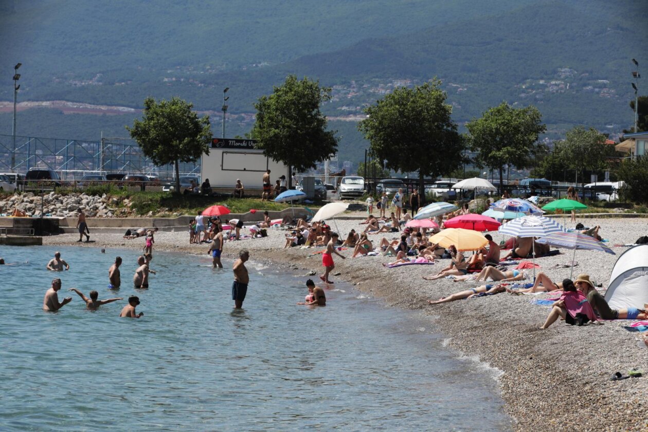Rijeka: Kupači na gradskoj plaži na Kantridi.