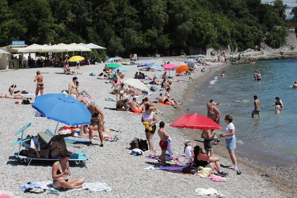 Rijeka: Kupači na gradskoj plaži na Kantridi.