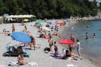 Rijeka: Kupači na gradskoj plaži na Kantridi.