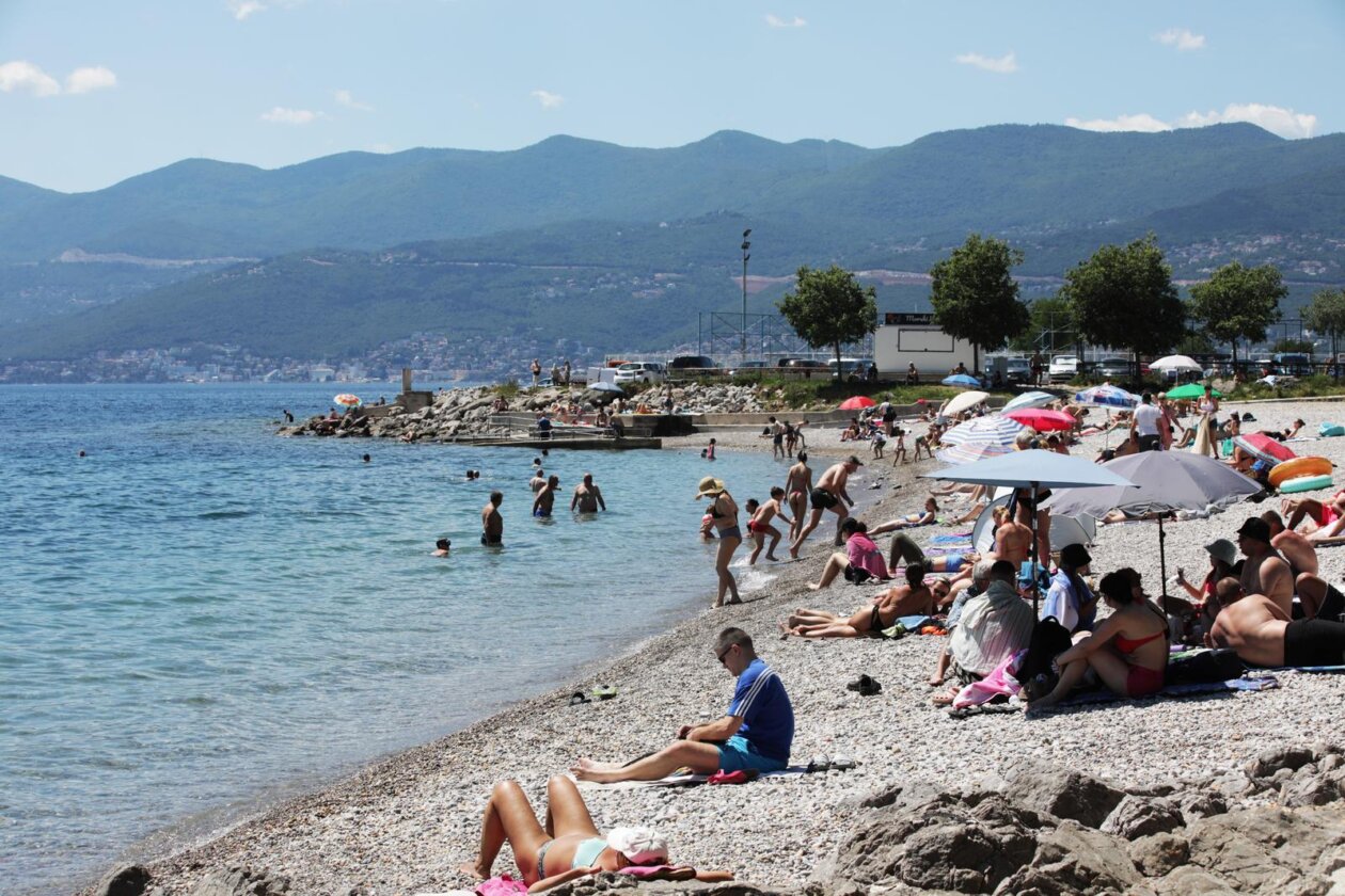 Rijeka: Kupači na gradskoj plaži na Kantridi.