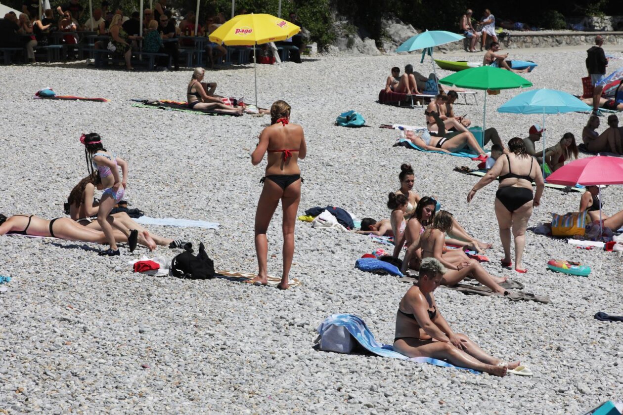 Rijeka: Kupači na gradskoj plaži na Kantridi.