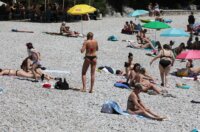 Rijeka: Kupači na gradskoj plaži na Kantridi.