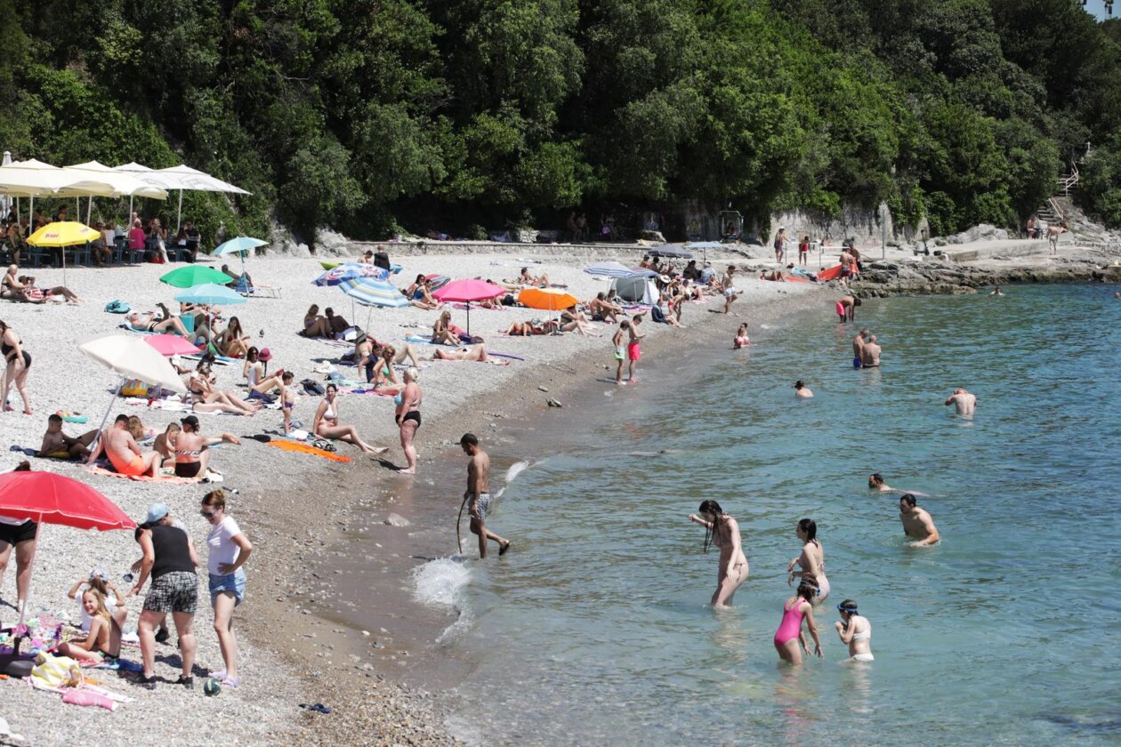 Rijeka: Kupači na gradskoj plaži na Kantridi.